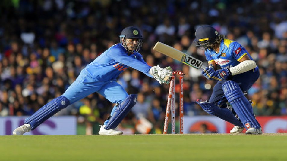 संगाकारा को पीछे छोड़ धोनी बने दुनिया के सबसे ज्यादा स्टंप करने वाले विकेटकीपर