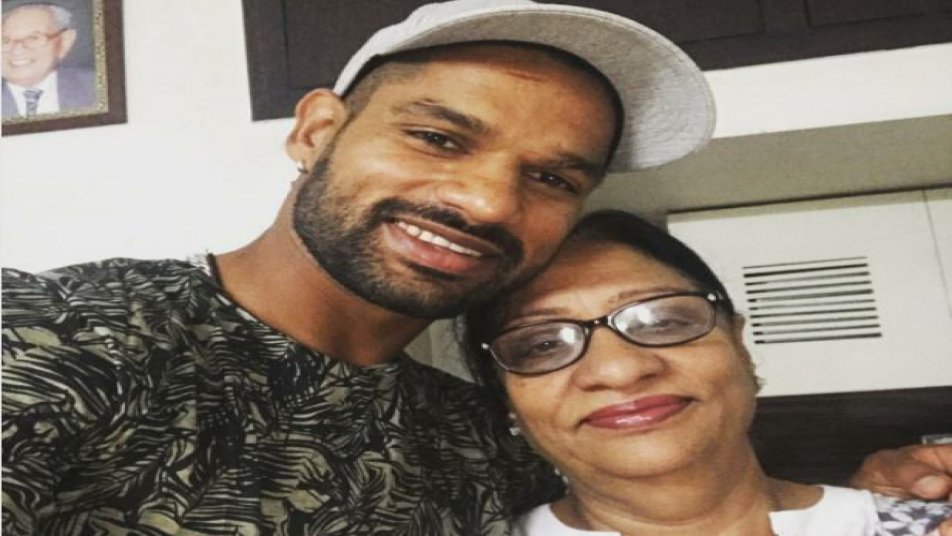 शिखर धवन ने तस्वीर शेयर कर बताया, सुधर रही है मां की सेहत