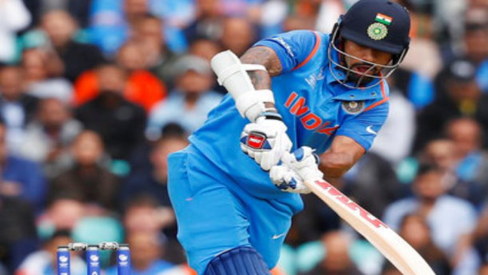 चैम्पियंस ट्रॉफी में शिखर धवन ने ये कारनामा किया. उन्होंने महज़ 7 पारियों में 3 शतक और 2 अर्धशतकों की मदद से 556 रन बनाए हैं. इस दौरान उनका बल्लेबाज़ी औसत 100 से ऊपर का रहा है.