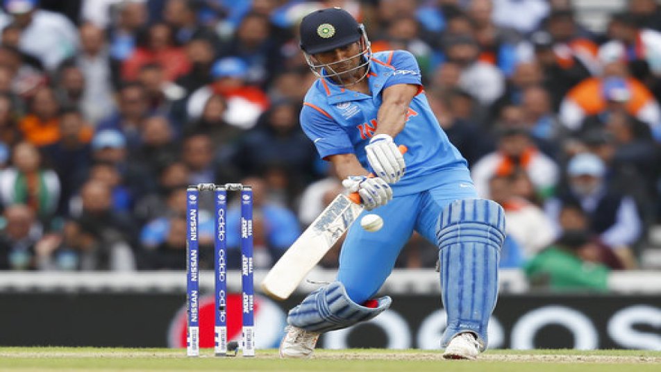 जी हां, कल रात भले ही भारतीय टीम मुकाबला हार गई लेकिन एमएस धोनी ने शानदार अर्धशतक लगाकर टीम इंडिया को एक बड़ा लक्ष्य देने में अपनी भूमिका निभाई. आखिरी ओवरों में महेंद्र सिंह धोनी ने 52 गेंद में 63 रन बनाये.