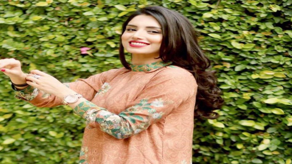 इस पाकिस्तानी पत्रकार की सेल्फी के 'जाल' में फंसे डिविलियर्स और कोहली!!