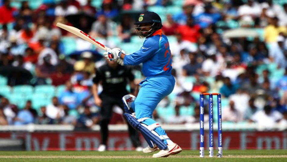 आपको बता दें कि विराट इस मामले में शिखर से काफी पीछे हैं. विराट ने 27 मैचों में 939 रन ही बनाए हैं. 