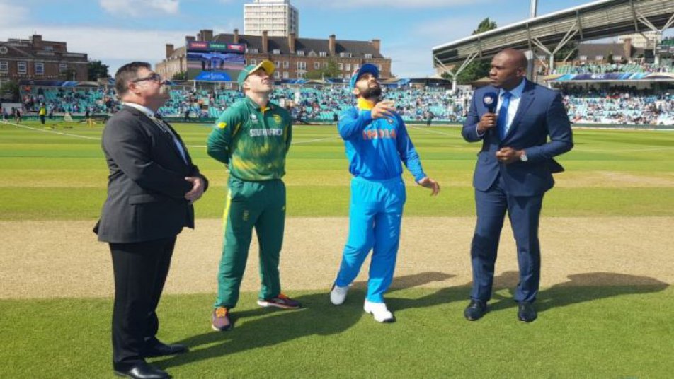 भारतीय क्रिकेट टीम ने केनिंग्टन ओवल मैदान पर खेले जाने वाले चैम्पियंस ट्रॉफी के 11वें मैच में दक्षिण अफ्रीका के खिलाफ टॉस जीतकर पहले गेंदबाजी का फैसला किया है. इस मैच में जीत हासिल करने वाली टीम सेमीफाइनल में प्रवेश करेगी. ऐसे में दोनों टीमें हर हाल में जीत हासिल करना चाहेंगी.