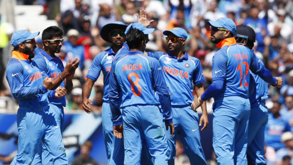 भारतीय टीम ने आज बेहतरीन गेंदबाज़ी और फील्डिंग का प्रदर्शन करते हुए दक्षिण अफ्रीकी टीम को पूरी पारी के दौरान कभी भी उबरने नहीं दिया.