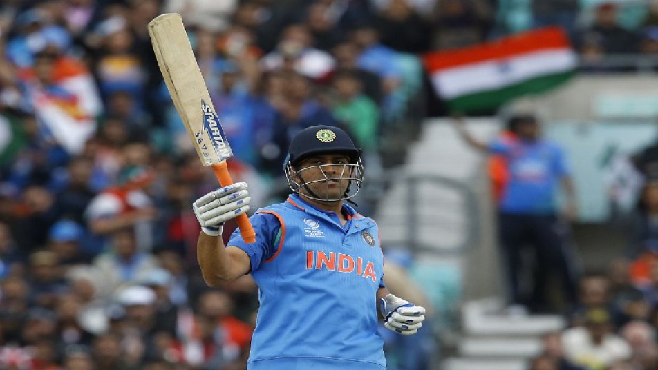 टीम इंडिया के पूर्व कप्तान महेंद्र सिंह धोनी ने भी बांग्लादेश की खूब धुनाई की है. धोनी ने साल 2004 से 2015 के दरमियान में बांग्लादेश के खिलाफ 17 मुकाबले खेले हैं. इन मैचों में धोनी का बल्ला खूब बोला. उन्होंने करीब 52 की औसत से 465 रन बना डाले. धोनी ने इस दौरान एक शतक और दो अर्धशतक भी लगाए हैं.