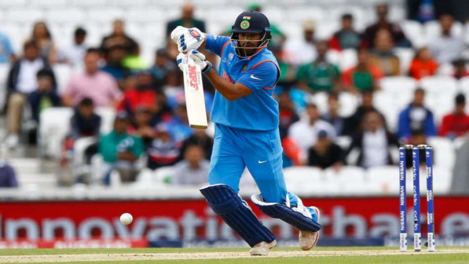 टीम इंडिया के गब्बर यानि शिखर धवन ने बांग्लादेश के खिलाफ 5 मैचों की पांच इनिंग में 216 रन बनाए हैं. इस दौरान उनका औसत 43 से ज्यादा का रहा है. आपको बता दें कि पांच पारियों में शिखर के बल्ले से दो अर्धशतक भी निकले हैं.