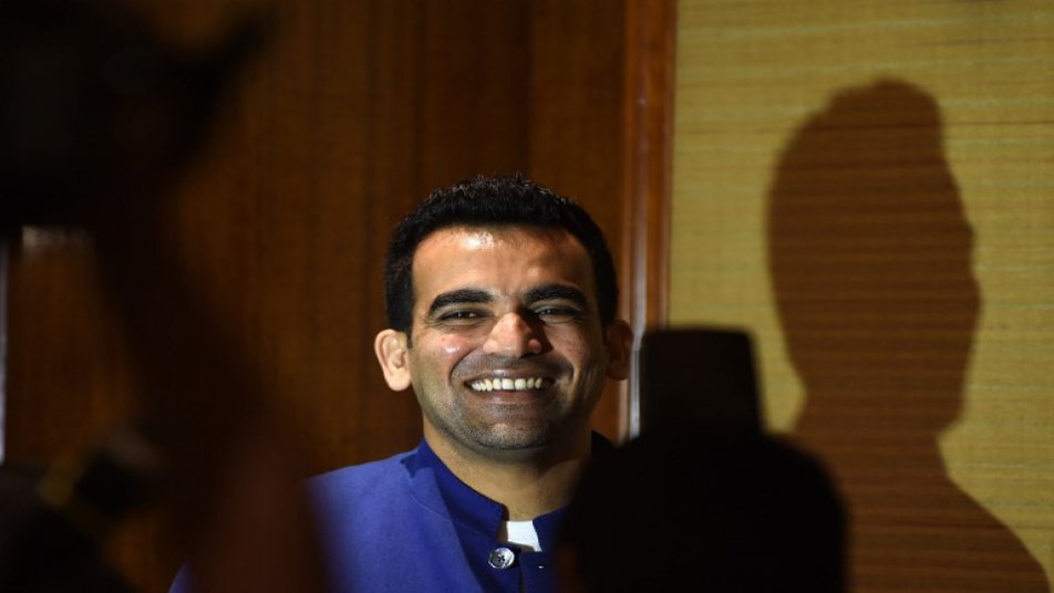 जहीर खान ने टीम को जीत दिलाने वाले तीनो खिलाड़ियों की तारीफ करते हुए ट्वीट किया, “टॉप तीन बल्लबाजों ने शानदार बल्लेबाजी दिखाई है. शिखर धवन, रोहित शर्मा और कोहली.”