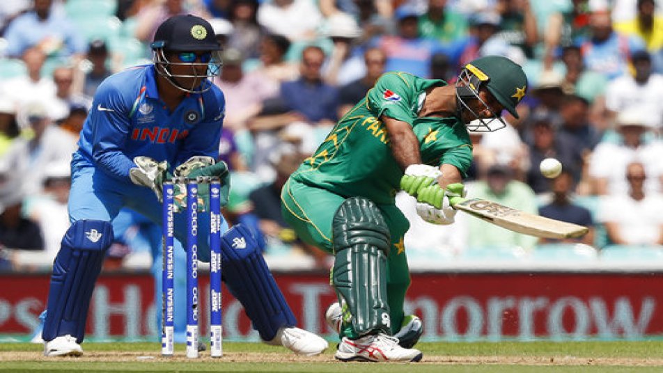 विराट कोहली ने टॉस जीतकर पाकिस्तान को पहले बल्लेबाज़ी के लिए बुलाया, लेकिन विराट का ये फैसला उस वक्त बुरी तरह से फेल हो गया जब अज़हर अली और फखर ज़मां ने पहले विकेट के लिए 128 रन जोड़ दिए. इसके बाद बाकी बल्लेबाज़ों ने मिलकर कुल रन जोड़े और टीम के स्कोर को 339 रनों तक पहुंचा दिया. 