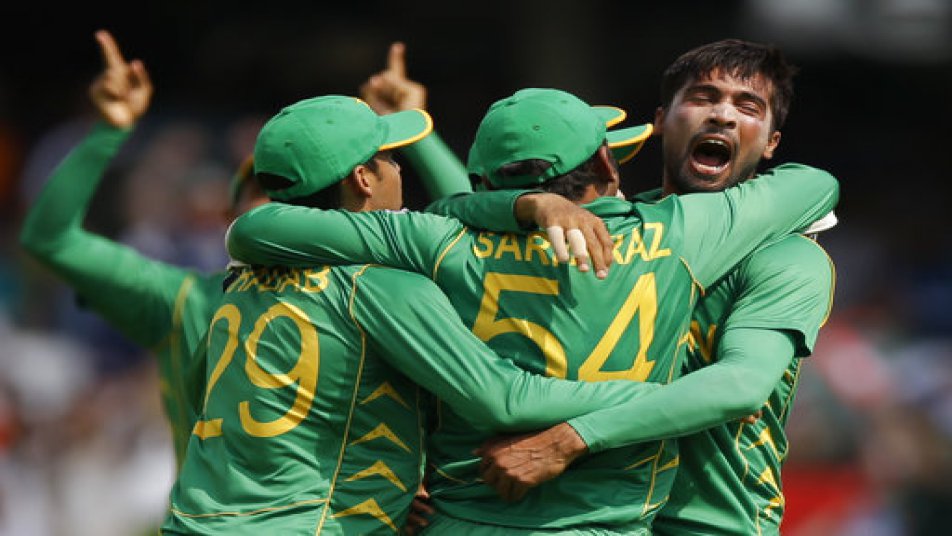 ऐतिहासिक चैम्पियंस ट्रॉफी फाइनल में भारत को 182 रनों के विशाल अंतर से हराकर पाकिस्तान की टीम पहली बार चैम्पियंस ट्रॉफी खिताब जीतने में कामयाब रही है. पाकिस्तान के 339 रनों के पहाड़ जैसे लक्ष्य का सामना करते हुए भारतीय बल्लेबाज़ ताश के पत्तों की तरह ढेर हो गए.