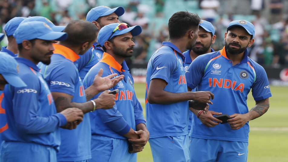 आपको बता दें कि भारत की ओर से हार्दिक पांड्या के अलावा कोई और बल्लाबाज 25 रनों के आंकड़ें तक को पार नहीं कर पाया. पांड्या ने 46 गेंदों पर 6 छक्के और 4 चौके की मदद से 76 रनों की तूफानी पारी खेली, लेकिन पांड्या को रवींद्र जडेजा की गलती की वजह से रन आउट होकर जाना पड़ा. फाइनल मुकाबले में जीत हासिल करने पर दुनियाभर के खिलाड़ियों ने पाकिस्तान को मुबारकबाद दी है.