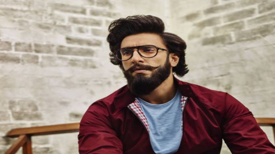 भारतीय टीम की हार पर बॉलीवुड के स्टार रणवीर सिंह ने भी अपनी प्रतिक्रिया ज़ाहिर की है. उन्होंने कहा, “कुछ जीते. कुछ हारे, फिर भी दुनिया की सबसे अच्छी और मजबूत टीम है. पूरे टूर्नामेंट में क्या खूब लड़े..तुम सभी पर गर्व है.” 