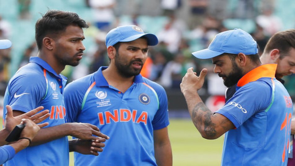 भारतीय टीम अपनी कमजोर गेंदबाज़ी और खराब बल्लेबाज़ी की वजह से बीती रात हार गई लेकिन जिस खिलाड़ी ने भारतीय क्रिकेट प्रेमियों का दिल जीता वो हैं हार्दिक पांड्या. मुश्किल में फंसी टीम इंडिया को हार्दिक पांड्या ने अपनी विस्फोट बल्लेबाज़ी से संजीवनी देने की कोशिश लेकिन पाकिस्तान की चुस्त फील्डिंग के शिकार बन गए. अब भारतीय टीम की हार के बाद पहली बार हार्दिक ने फैंस के नाम ये खास संदेश जारी किया है.