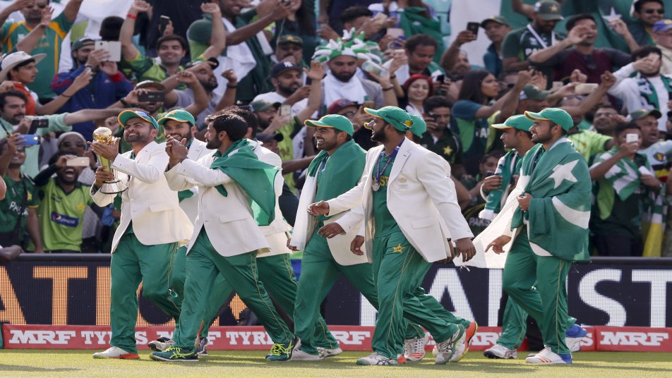 चैंपियंस ट्रॉफी 2017 के फाइनल मुकबाले में टीम इंडिया पाकिस्तान के हाथों 180 रनों के बड़े अंतर से हार गई.