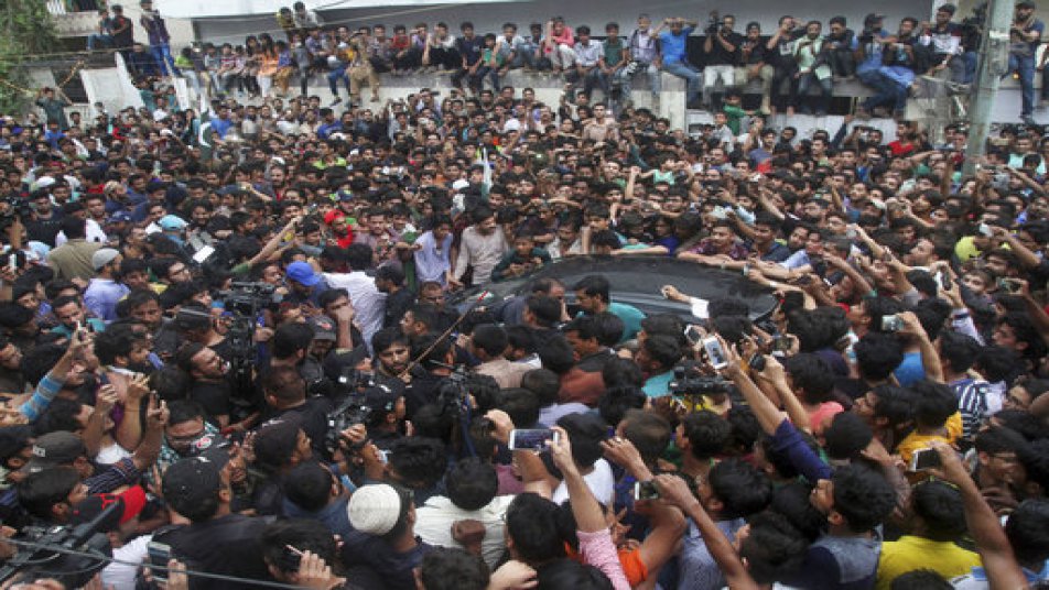 पाकिस्तानी कप्तान का स्वदेश पहुंचने पर हुआ शानदार स्वागत