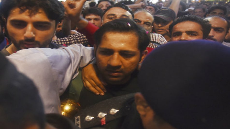 कराची हवाई अड्डे पर भारी तादाद में पुरूष, महिलायें और बच्चे जमा थे जो 'सरफराज जिंदाबाद' के नारे लगा रहे थे. सरफराज ने ट्रॉफी हाथ में ली हुई थी.