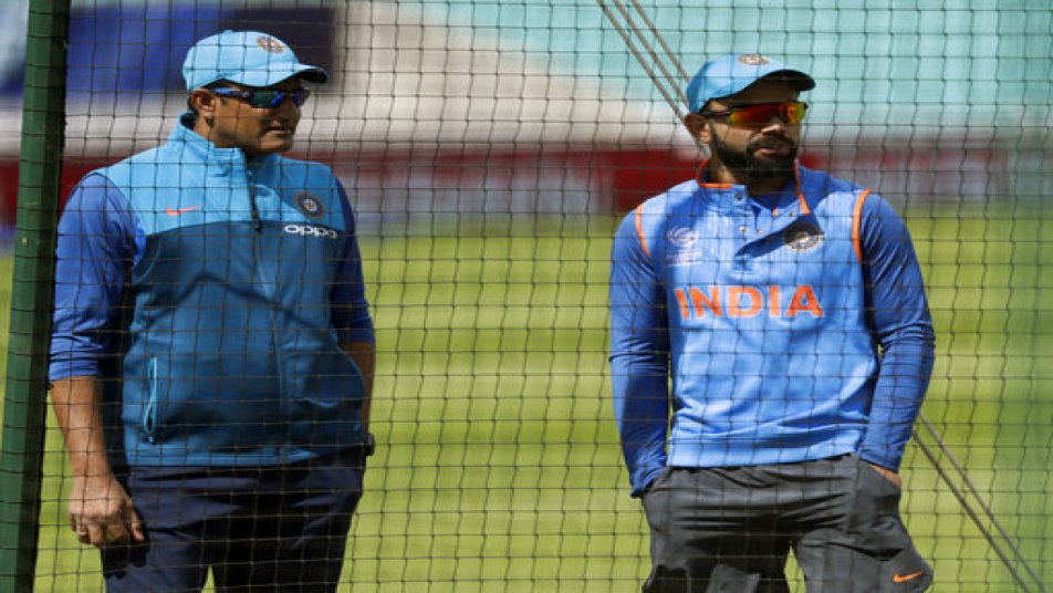 कोहली ने टीम के आज वेस्टइंडीज रवाना होने से पहले आज कुंबले के साथ लंदन में बीसीसीआई के शीर्ष पदाधिकारियों के साथ मुलाकात की. क्रिकेट सलाहकार समिति(सीईसी) ने इससे पहले बीसीसीआई को सूचित किया था वह कुंबले और कोहली के बीच मतभेद सुलझाने में नाकाम रही है जिसके बाद यह बैठक बुलायी गयी.