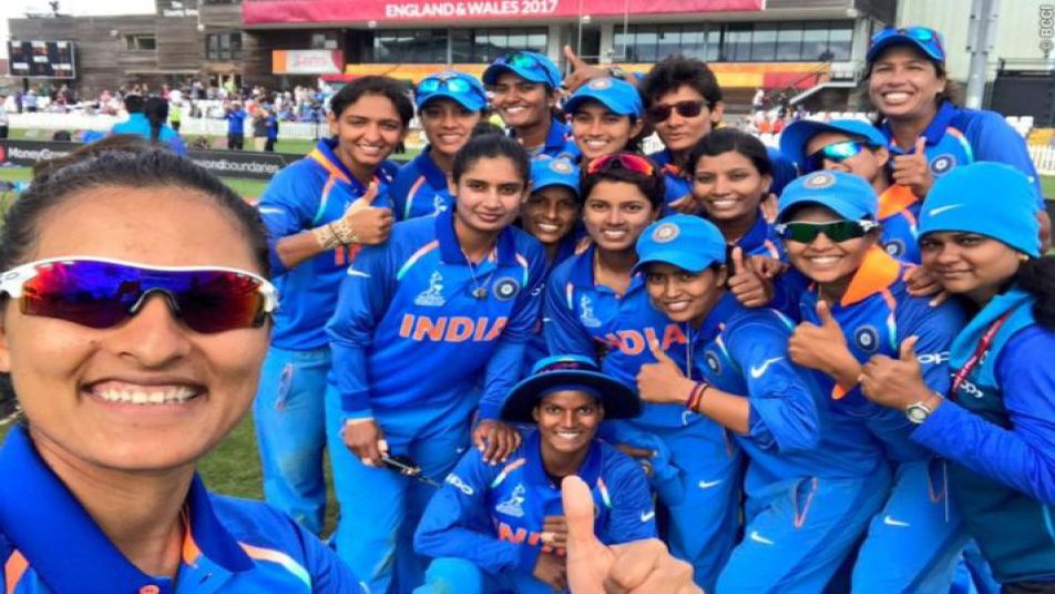 प्लेयर ऑफ द मैच सलामी बल्लेबाज स्मृति मंधाना (90) तथा पूनम राउत (86) और कप्तान मिताली राज (71) की बेहतरीन अर्धशतकीय पारियों के बाद गेंदबाजों के बेहतरीन प्रदर्शन के दम पर भारतीय महिला क्रिकेट टीम ने शानिवार को मेजबान इंग्लैंड को 35 रनों से मात देते हुए टूर्नामेंट का विजयी आगाज किया है.