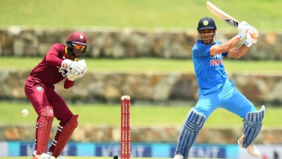 महेंद्र सिंह धोनी और गेंदबाजों के उम्दा प्रदर्शन से भारत ने तीसरे एकदिवसीय अंतरराष्ट्रीय क्रिकेट मैच में यहां वेस्टइंडीज को 93 रन से हराकर पांच मैचों की श्रृंखला में 2-0 की अजेय बढ़त बना ली.