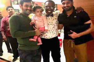 धोनी और उनकी बेटी 'जीवा' के साथ एक फोटो में नजर आए हरभजन सिंह, ब्रावो