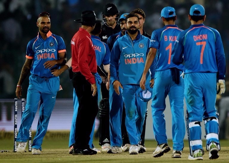 blackcaps fall just 7 runs short of victory team india win the odi series INDvsNZ: बल्लेबाज़ों और बुमराह के कमाल से टीम इंडिया का वर्चस्व बरकरार, 2-1 से जीती सीरीज़