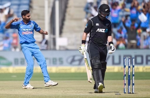 new zealand restricted to 230 for 9 in pune INDvsNZ: भुवनेश्वर और गेंदबाज़ों की मदद से टीम इंडिया ने न्यूज़ीलैंड को 230 रनों पर रोका