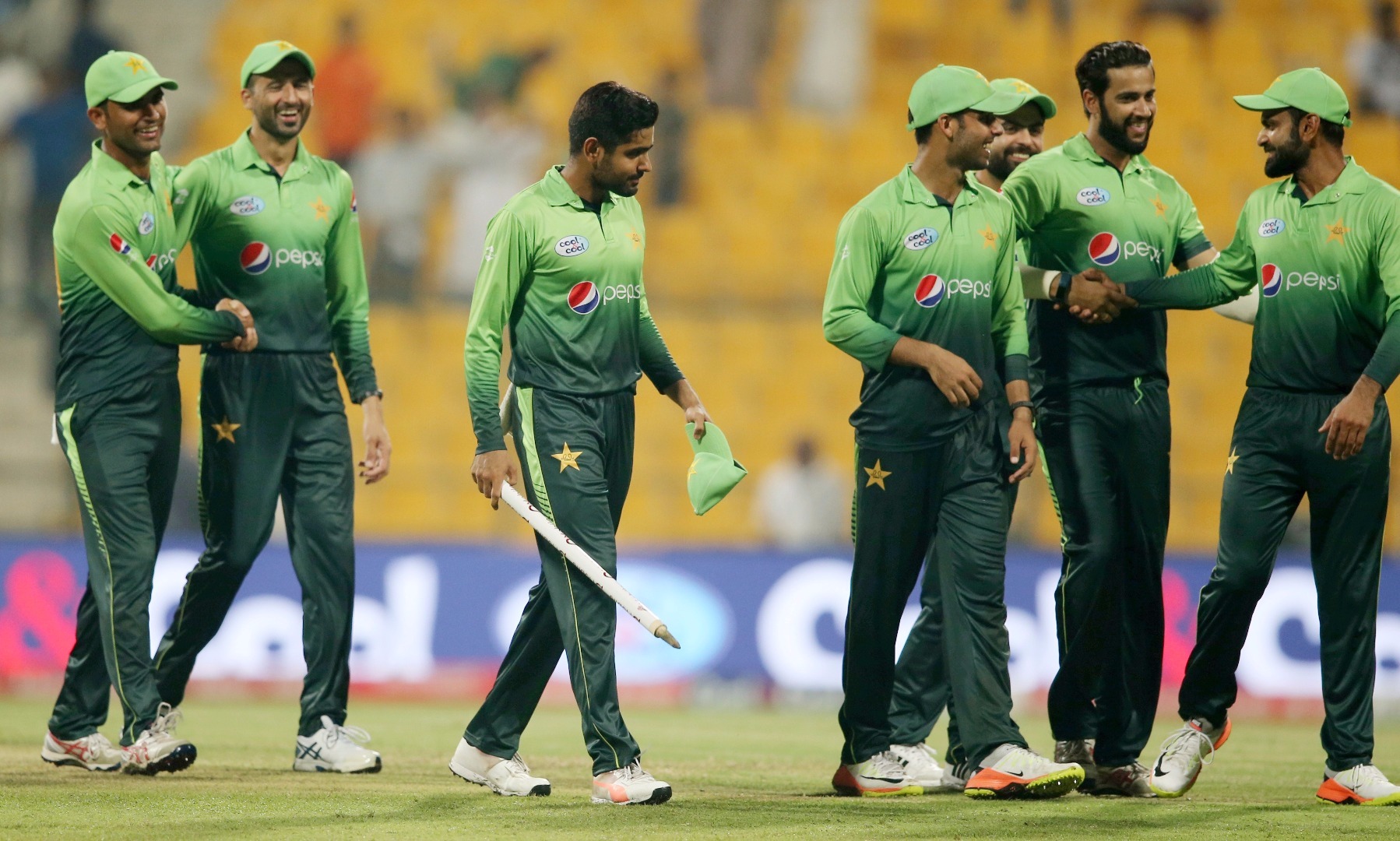 babar shadab steer pakistan to win in second odi PAKvsSA: दूसरे वनडे मैच में पाकिस्तान ने श्रीलंका को दी 32 रनों से मात