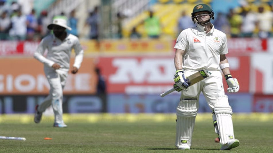 आस्ट्रेलियाई टीम ने भोजनकाल तक भारत की पहली पारी 332 रनों पर समाप्त कर दी थी. इसके बाद दूसरी पारी खेलने उतरी आस्ट्रेलियाई टीम को दिन का पहला झटका वॉर्नर (6) के रूप में लगा. टीम के खाते में 10 रन जुड़े थे कि उन्हें उमेश यादव ने विकेट के पीछे खड़े रिद्धिमान साहा के हाथों कैच आउट कर पवेलियन भेजा. इसके बाद भुवी ने रेनशॉ का साथ देने आए कप्तान स्मिथ (17) को 31 के योग पर बोल्ड कर आस्ट्रेलिया को दूसरा झटका दिया. इसी स्कोर पर यादव ने एक बार फिर साहा के साथ अपनी अच्छी जुगलबंदी से रेनशॉ को भी आउट कर तीसरा विकेट गिराया.