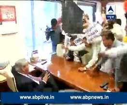 BCCI ऑफिस में घुसकर शिवसैनिकों ने PCB चीफ के खिलाफ लगाए नारे