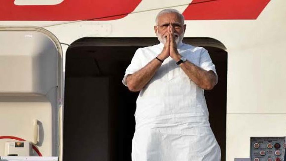 इस लिस्ट में पीएम नरेंद्र मोदी का अब भी कोई सानी नहीं है, फेसबुक पर उनके 42 मिलियन फॉलोअर्स हैं, वहीं ट्विटर पर 3.1 करोड़(31 मिलियन) लोग पीएम को फॉलो करते हैं.