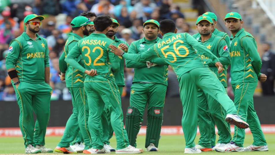 चैंपियंस ट्रॉफी के प्रबल दावेदार भारतीय टीम फाइनल मैच में टॉस जीतकर पहले गेंदबाजी करने का फैसला किया था, लेकिन कप्तान का ये फैसला पूरी तरह गलत साबित हुआ और पाकिस्तान ने भारत के सामने 339 रनों का विशाल लक्ष्य दे दिया.