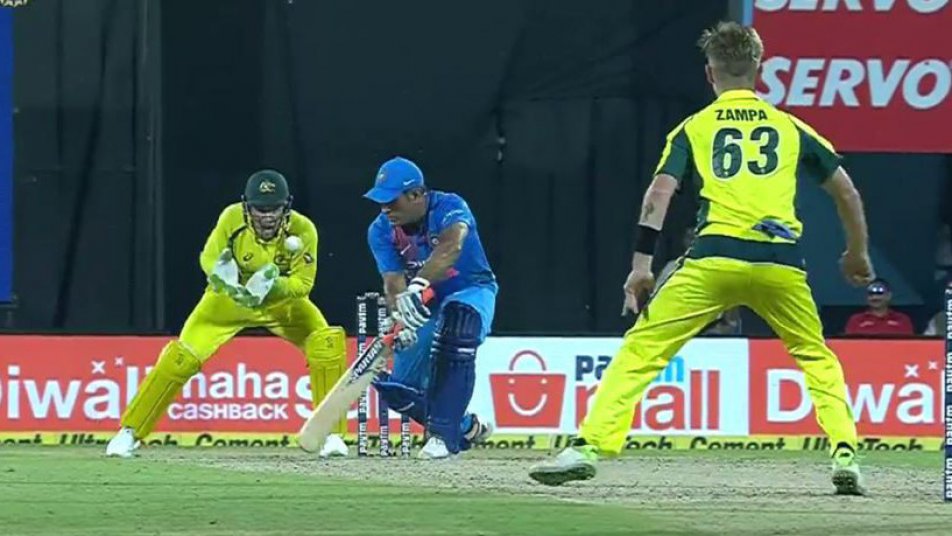 WATCH: T20I के इतिहास में पहली बार विकेटों के आगे चकमा खा गए धोनी
