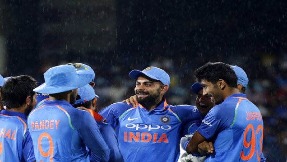 टीम इंडिया ने इस जीत में बल्ले के साथ-साथ गेंद से भी शानदार प्रदर्शन किया और विरोधी टीम को लक्ष्य से दूर कर दिया.