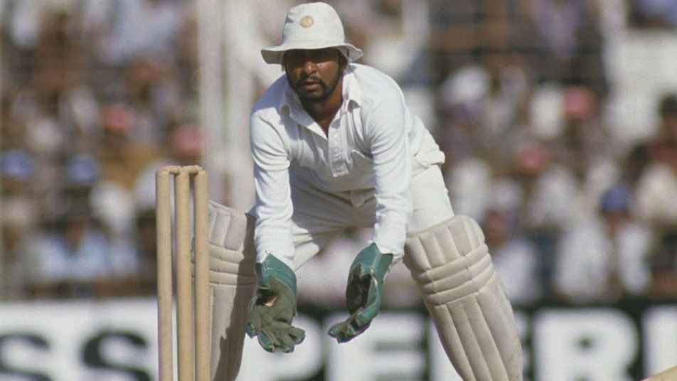 जबकि इस लिस्ट में टॉप पर सैयद किरमानी हैं. उन्होंने साल 1979/80 के सत्र में 35 बल्लेबाज़ों को पवेलियन भेजने में अपना योगदान दिया थे.
