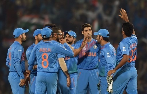 ashish nehra brutally abuses ms dhoni on field WATCH: जब मैदान पर आशीष नेहरा ने धोनी को दी थी गाली