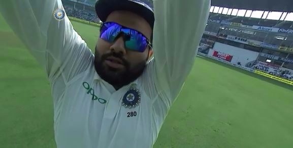 playful rohit sharma has fun with spider camera in nagpur मैच के बीच में ही रोहित शर्मा करने लगे मस्ती, कैमरे में कैद हुई ये हरकत!