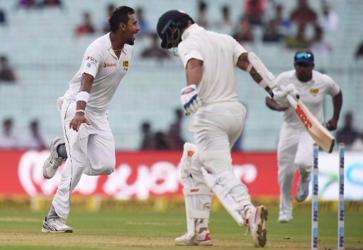 INDvsSL: खराब रौशनी और लकमल के सामने धुंधली पड़ी भारत की बल्लेबाज़ी suranga lakmal shines in bad day of 1st test between india and sri lanka at kolkata INDvsSL: खराब रौशनी और लकमल के सामने धुंधली पड़ी भारत की बल्लेबाज़ी