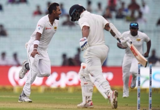 suranga lakmal shines in bad day of 1st test between india and sri lanka at kolkata INDvsSL: खराब रौशनी और लकमल के सामने धुंधली पड़ी भारत की बल्लेबाज़ी