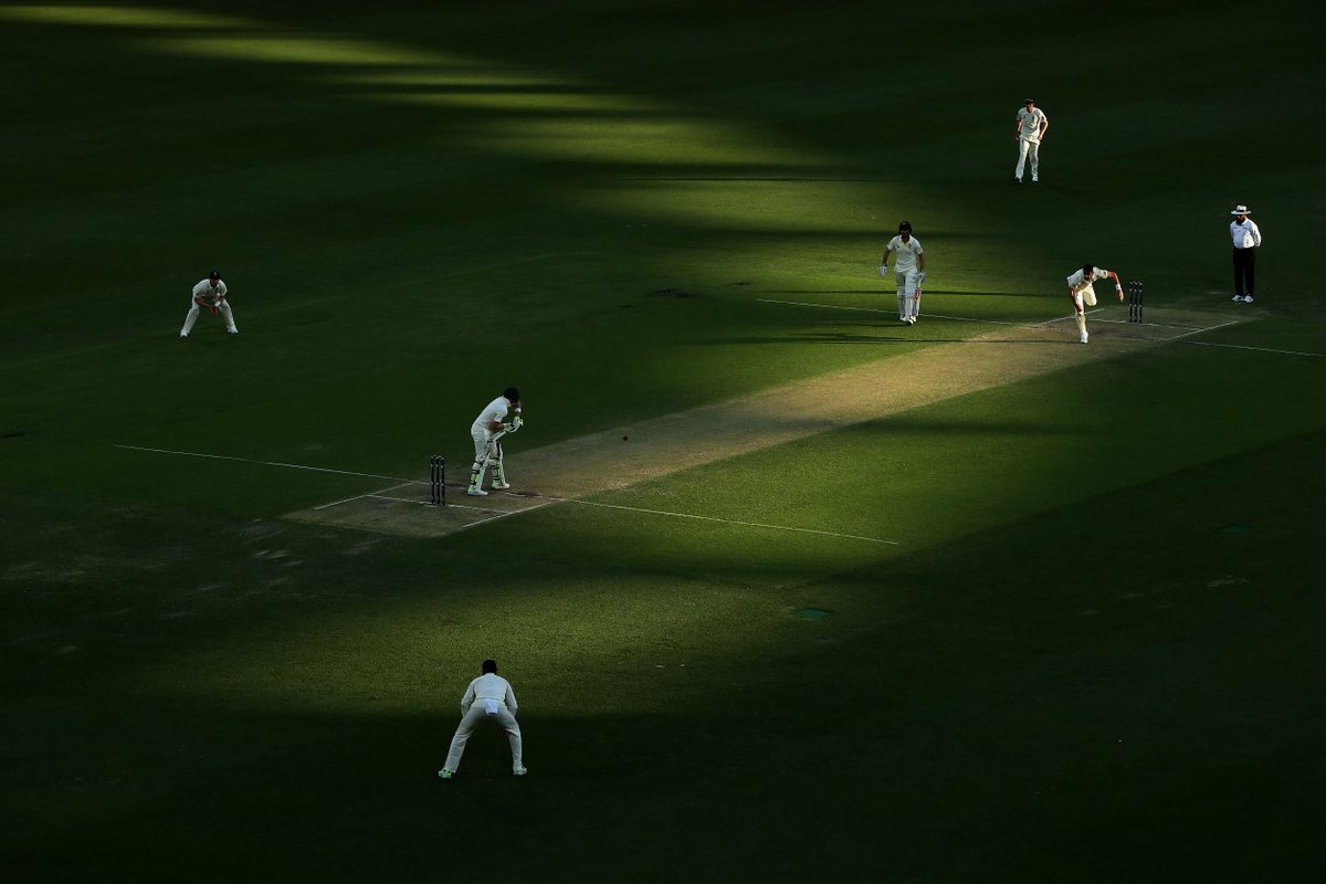 ashes 2017 18 england vs austrlia first test 2nd day full report एशेज पहला टेस्ट: दूसरा दिन गेंदबाजों के नाम, स्मिथ पर टिकी ऑस्ट्रेलिया की उम्मीद