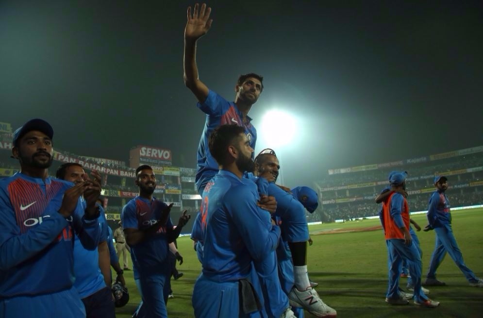 india carries nehra on shoulders in his farewell कंधों पर बिठाकर टीम इंडिया ने दी नेहरा 'जी' को दी विजयी विदाई