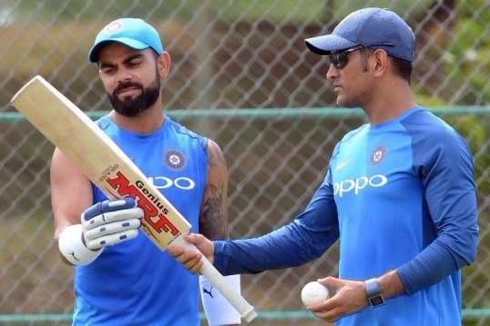 sehwag counters laxman says team india needs ms dhoni धोनी को सहवाग की नसीहत, टीम में पहचानें अपनी भूमिका