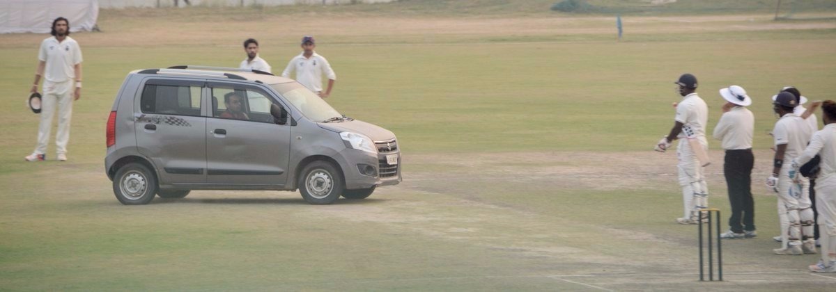 ranji trophy halted as man drives onto the pitch in delhi gautam gambhir ishant sharma रणजी ट्रॉफी: इशांत-गंभीर खेल रहे थे मैच तभी बीच मैदान में घुसी कार