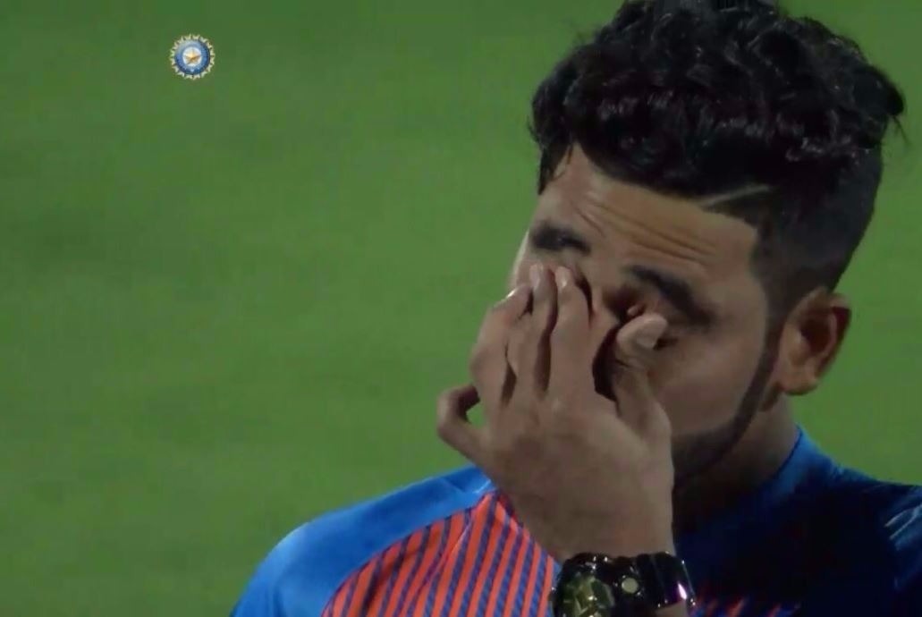 mohammed siraj broke down in tears during national anthem 'नीली जर्सी' पहन राष्ट्रगान गाते भर आईं मोहम्मद सिराज की आंखें