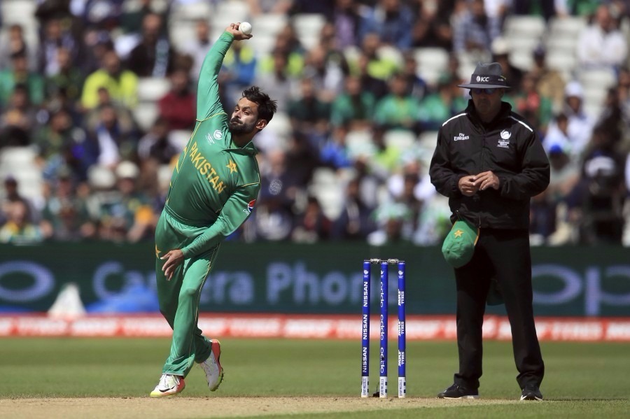 mohammad hafeez suspended again for illegal action गलत गेंदबाजी एक्शन के कारण आईसीसी ने मोहम्मद हफीज को किया बैन