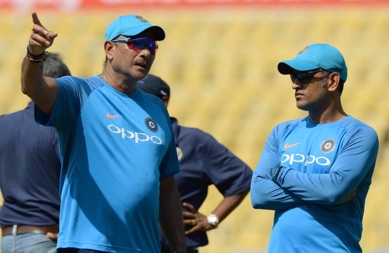 धोनी के फॉर्म पर सवाल उठाने वालों को रवि शास्त्री की सलाह, पहले देखें अपना करियर