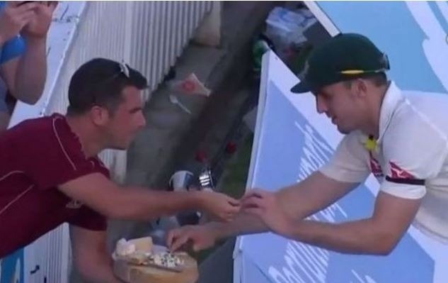 fan offer snacks to mitchell marsh during ashes ...जब मैदान पर ही खाने लगे मिशेल स्टार्क