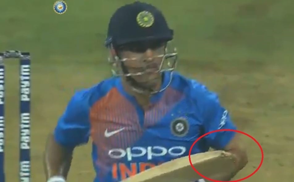 ms dhoni batted with broken bat against sri lanka in final t20 WATCH: एमएस धोनी ने टूटे बल्ले से दिला दी टीम इंडिया को जीत