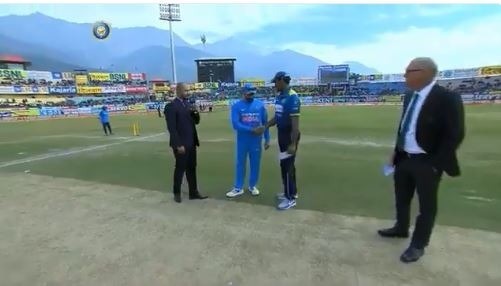 indvssl thisara perera invites india to bat in mohali TOSS INDvsSL: श्रीलंका ने टॉस जीतकर चुनी पहले गेंदबाज़ी, भारत के लिए वाशिंगटन सुंदर का डेब्यू