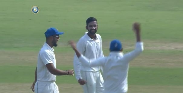 manoj sudeep dismissals peg bengal back against delhi रणजी ट्रॉफी: गेंदबाजों के दमदार प्रर्दशन से दिल्ली ने बंगाल के खिलाफ की शानदार वापसी