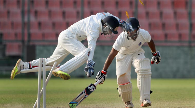 ranji trophy 2017 18 semifinal bengal vs delhi clash between bowling and batting रणजी ट्रॉफी सेमीफाइनल: बंगाल की गेंदबाजी का सामना दिल्ली की बल्लेबाजी से