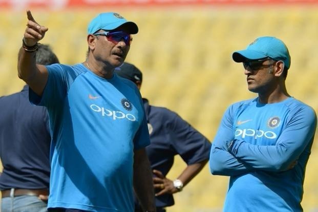 dhoni at 36 can beat players of 26 shastri slams critics 36 साल की उम्र में 26 साल वालों पर भारी है धोनी: रवि शास्त्री